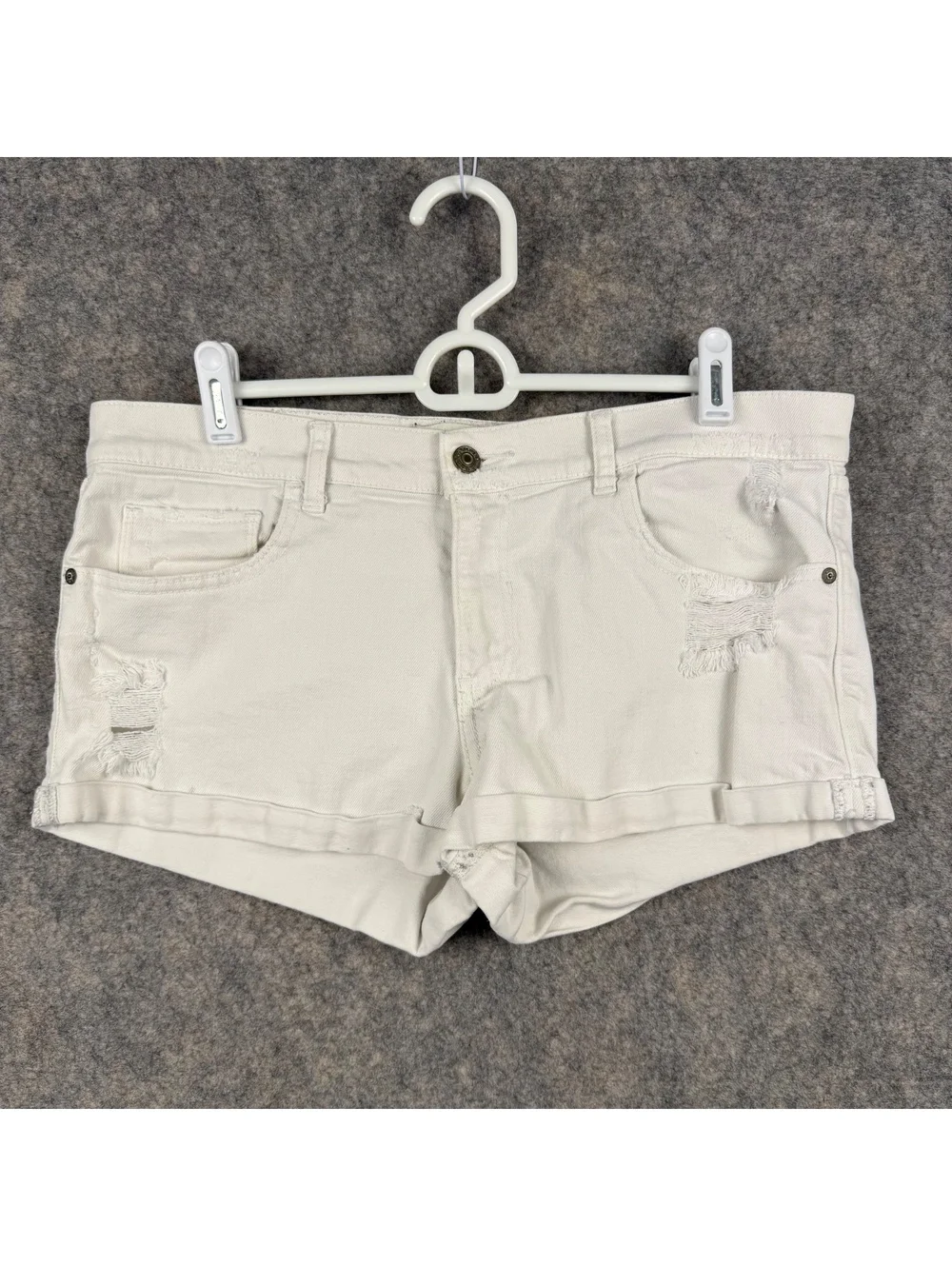 Abercrombie & Fitch White Distressed Denim Booty Shorts Size 10 Waist 30 2” 871